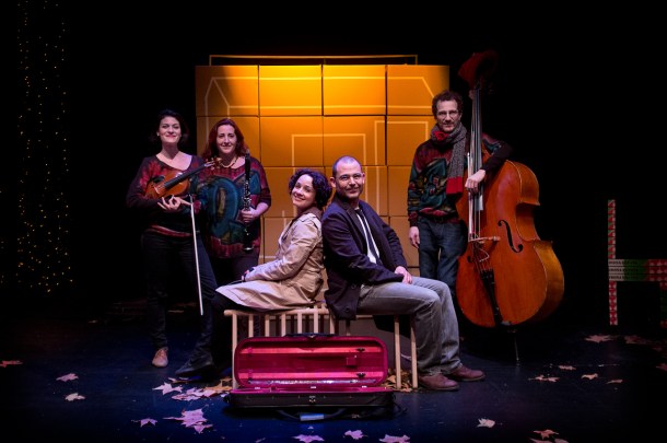 Los intérpretes: de izq. a dcha. (de pie) Gala Pérez Iñesta, Mónica Campillo y Miguel Rodrigáñez. Sentados, Ruth González y Enrique Sánchez-Ramos © Elena Cuesta